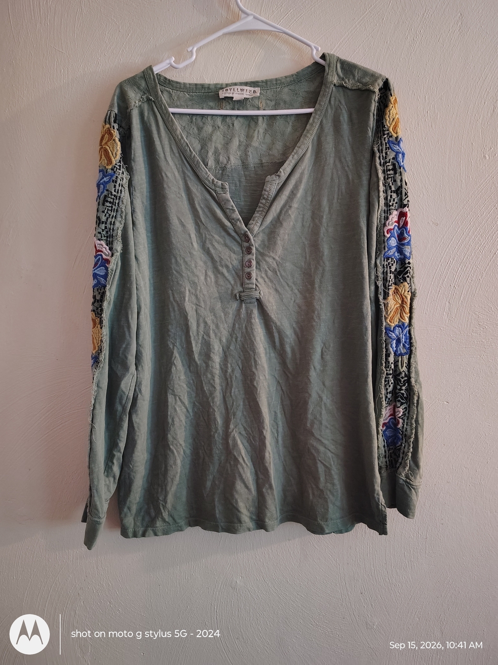 Idyllwind Women's Green Embroidered V-Neck Henley Top Long Sleeve XL